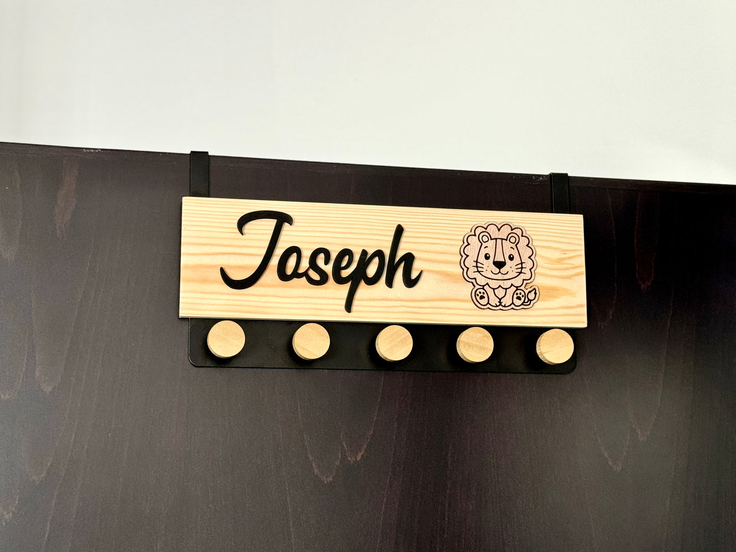 Personalisierter Garderobenhaken aus Holz mit Dschungeltiermotiv: Löwe – Safari-Kinderzimmerdeko – Türhaken