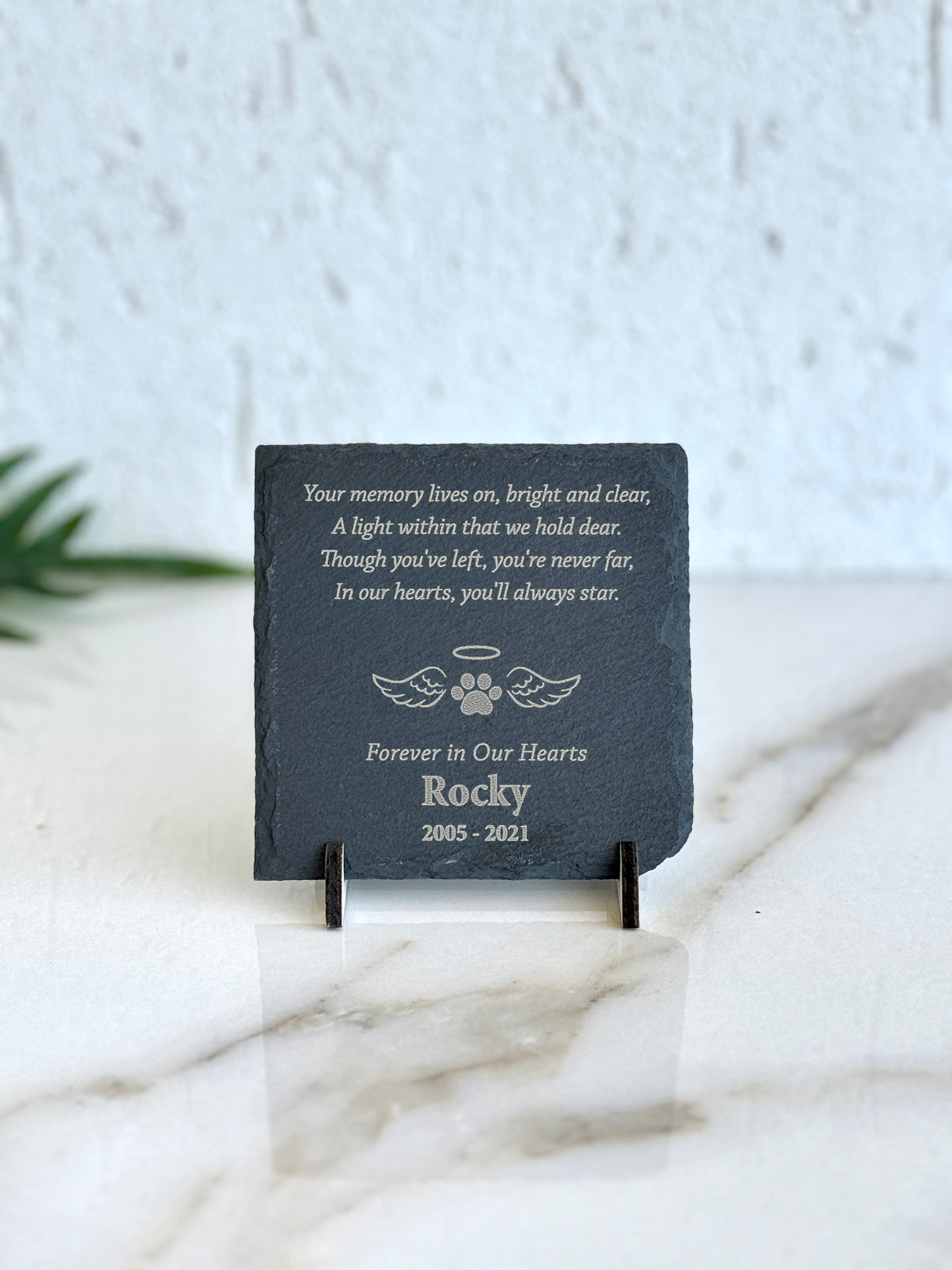 Personalisierte Gedenktafel aus Schiefer: Gravierte Schieferplatte als Zeichen der Anteilnahme. Gedenkstein für Haustiere, gravierte Schieferplatte mit Ständer
