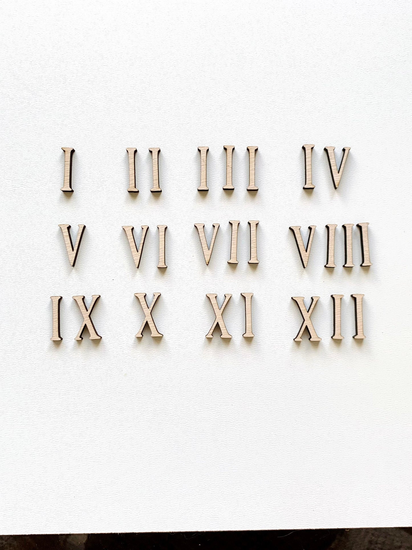Miniatur-Römische Ziffern aus Holz: DIY-Bastelidee für Uhrenzahlen