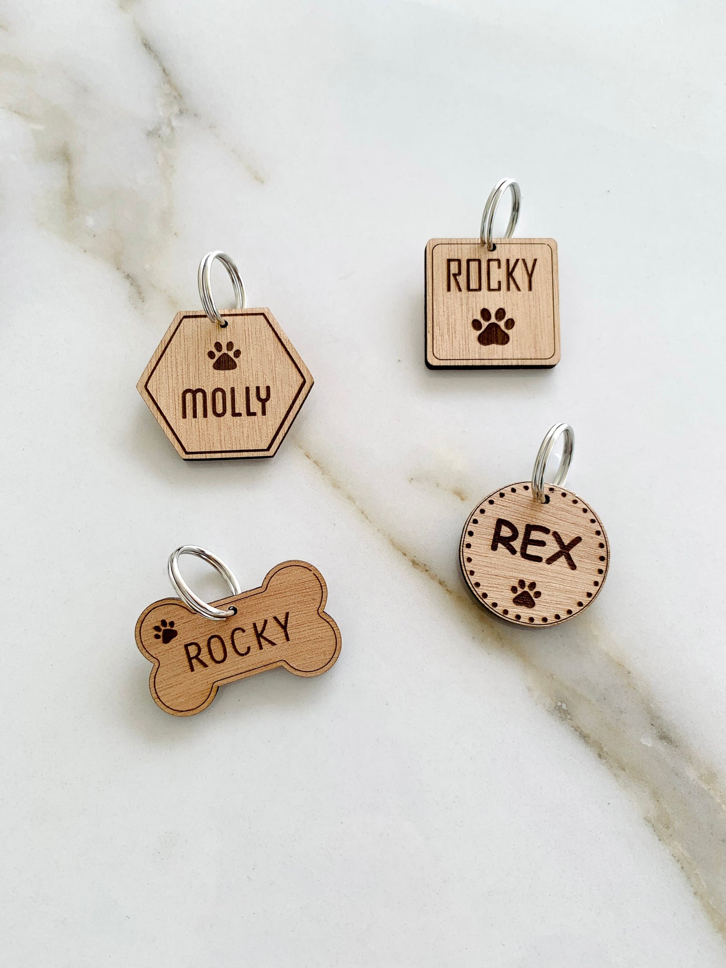 Placa de identificación de madera grabada para mascotas: Placa rústica personalizada para perros y gatos