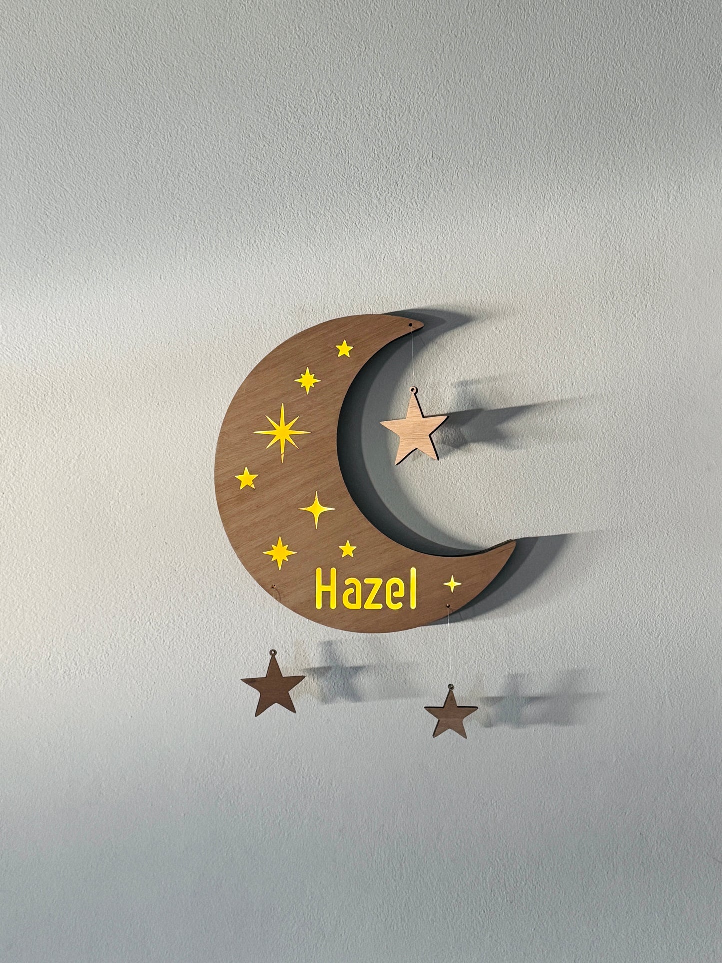 Personalisierte LED-Halbmond-Kinderzimmerleuchte: Individueller Name, Sternendekor