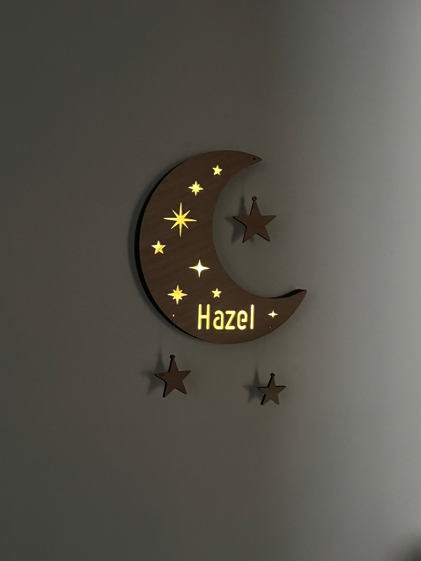 Personalisierte LED-Halbmond-Kinderzimmerleuchte: Individueller Name, Sternendekor