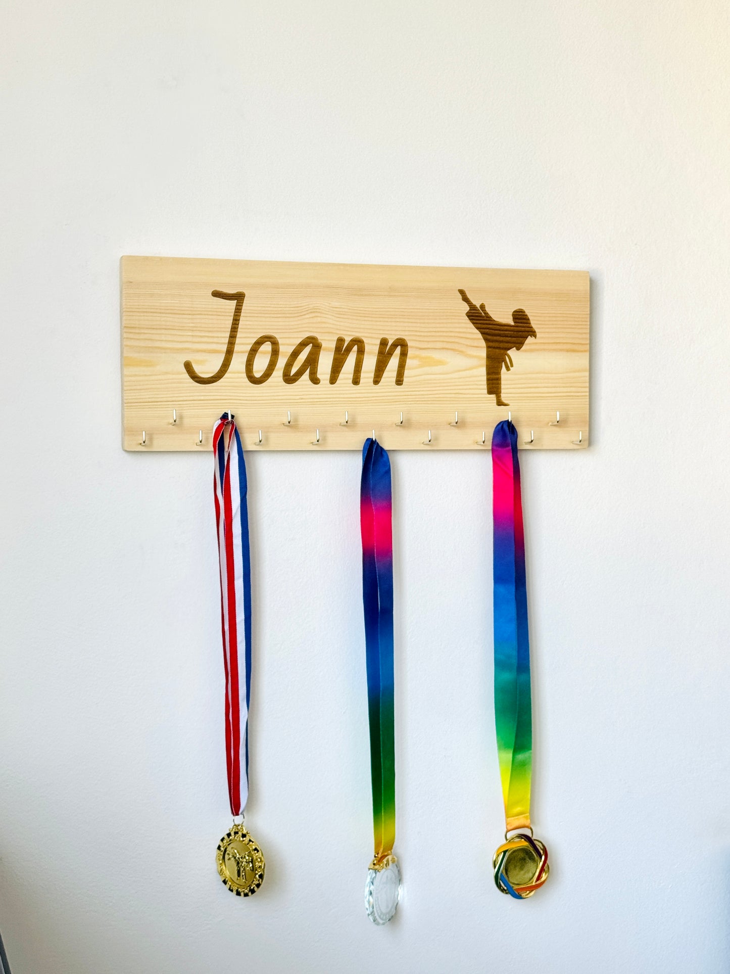 Colgador personalizado para medallas de kárate: Exhibidor de artes marciales de madera maciza grabada