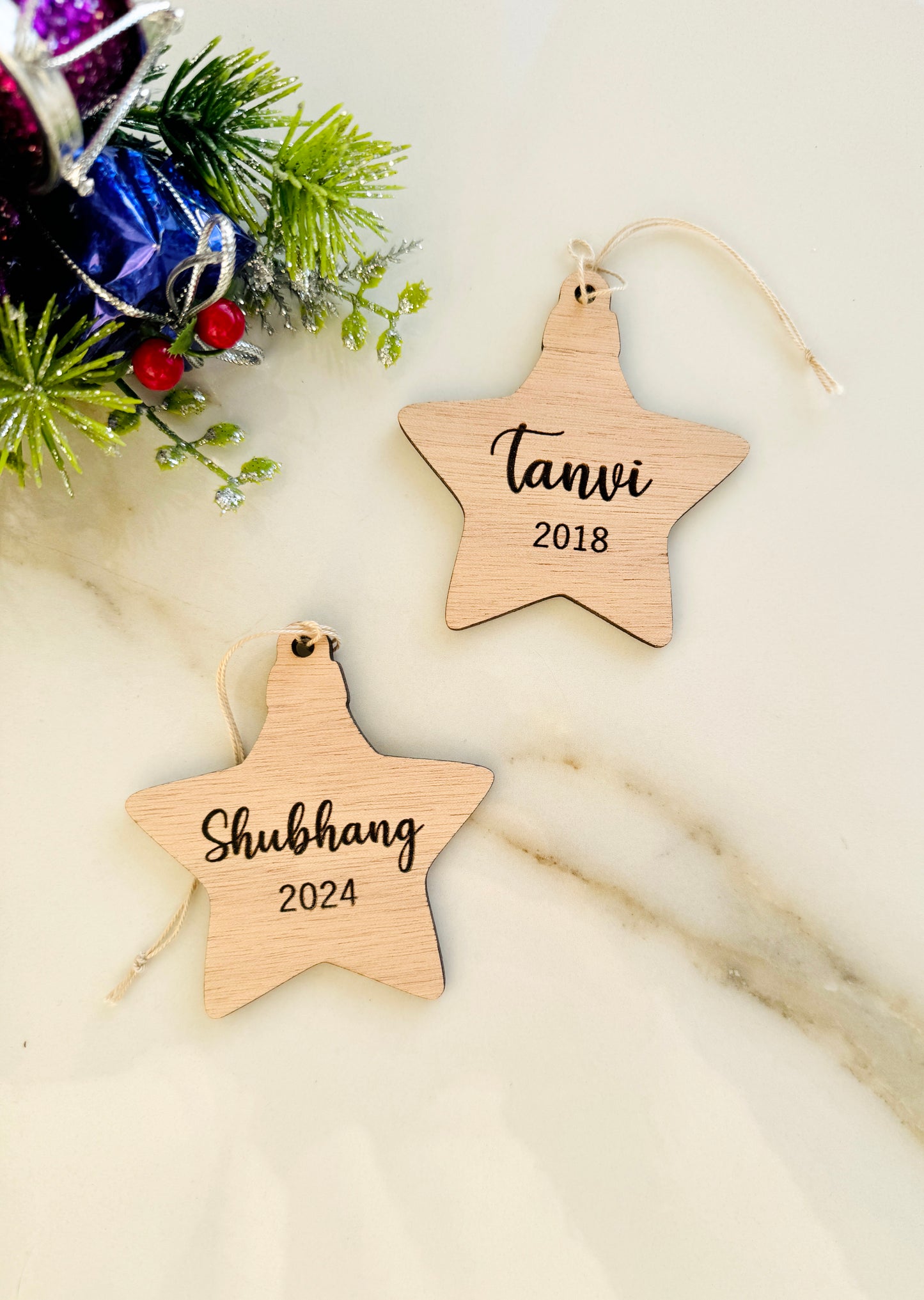 Personalisierter Weihnachtsstern aus Holz, gravierter Name von Kind und Familie, Weihnachtsstern mit Ortsnamen, individuelles Holzornament als Familiengeschenk