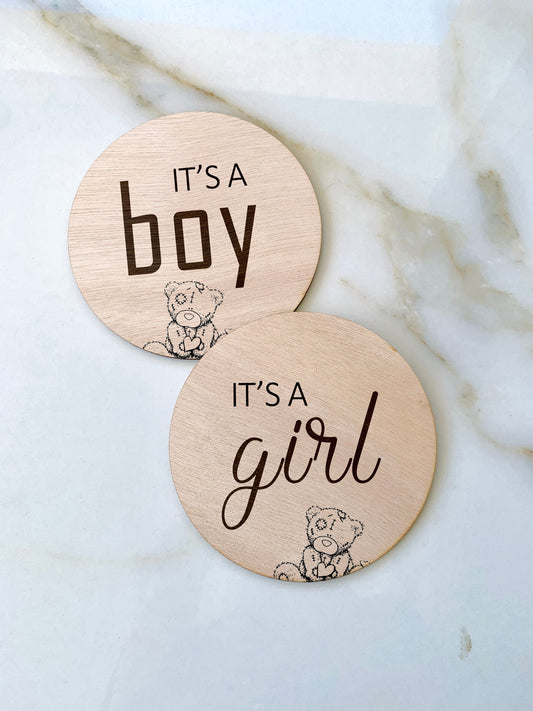 Wooden Baby Gender Reveal Sign Plaque - Engraved Bear Announcement Prop for Pregnancy Photo - It's a Boy It's a Girl - 5.5 inch