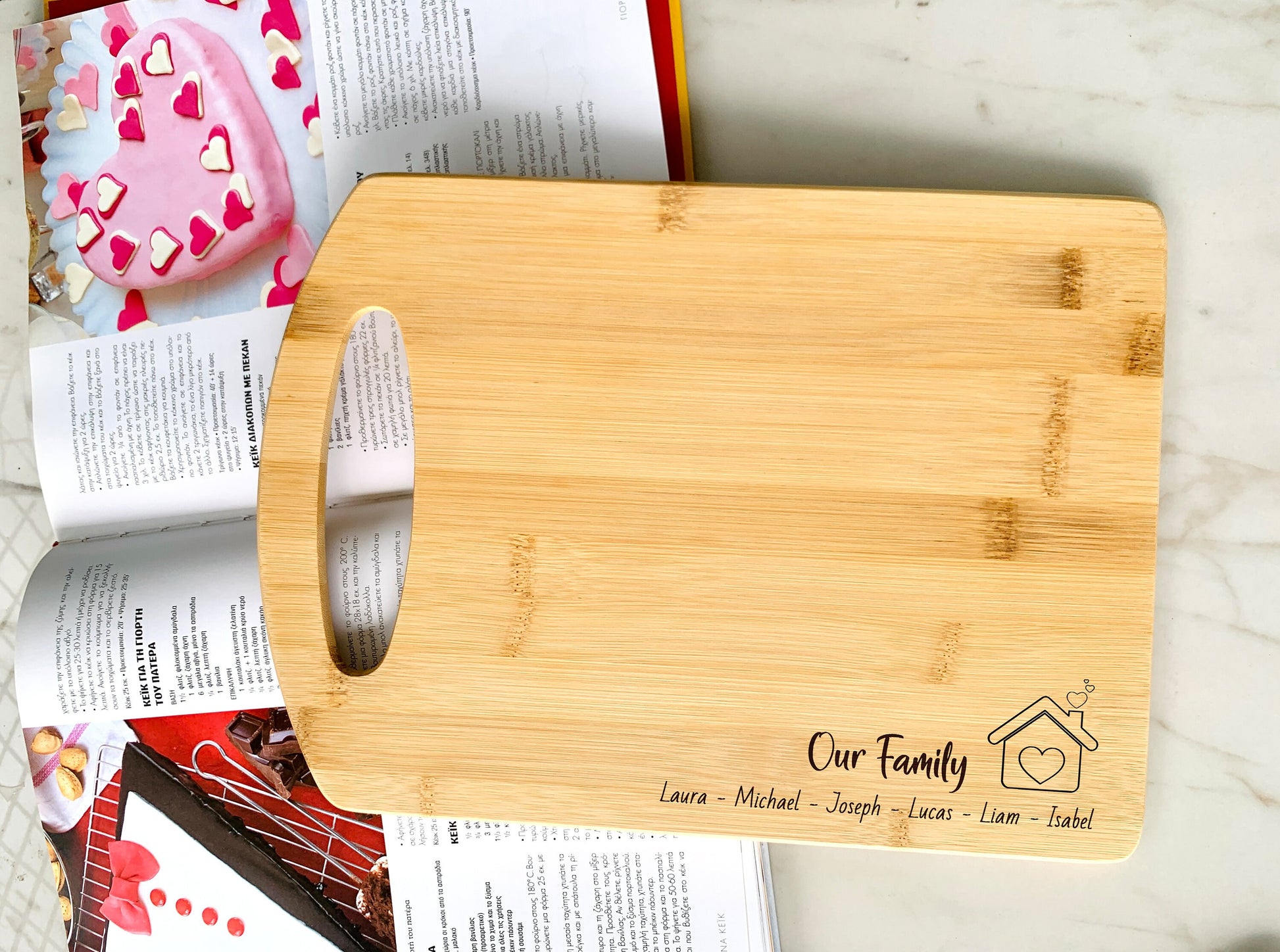 Personalized Bamboo Cutting Board: Ideal Inauguration Housewarming & Moving-In Gift for Married Couples, Family Names Gift Engraved