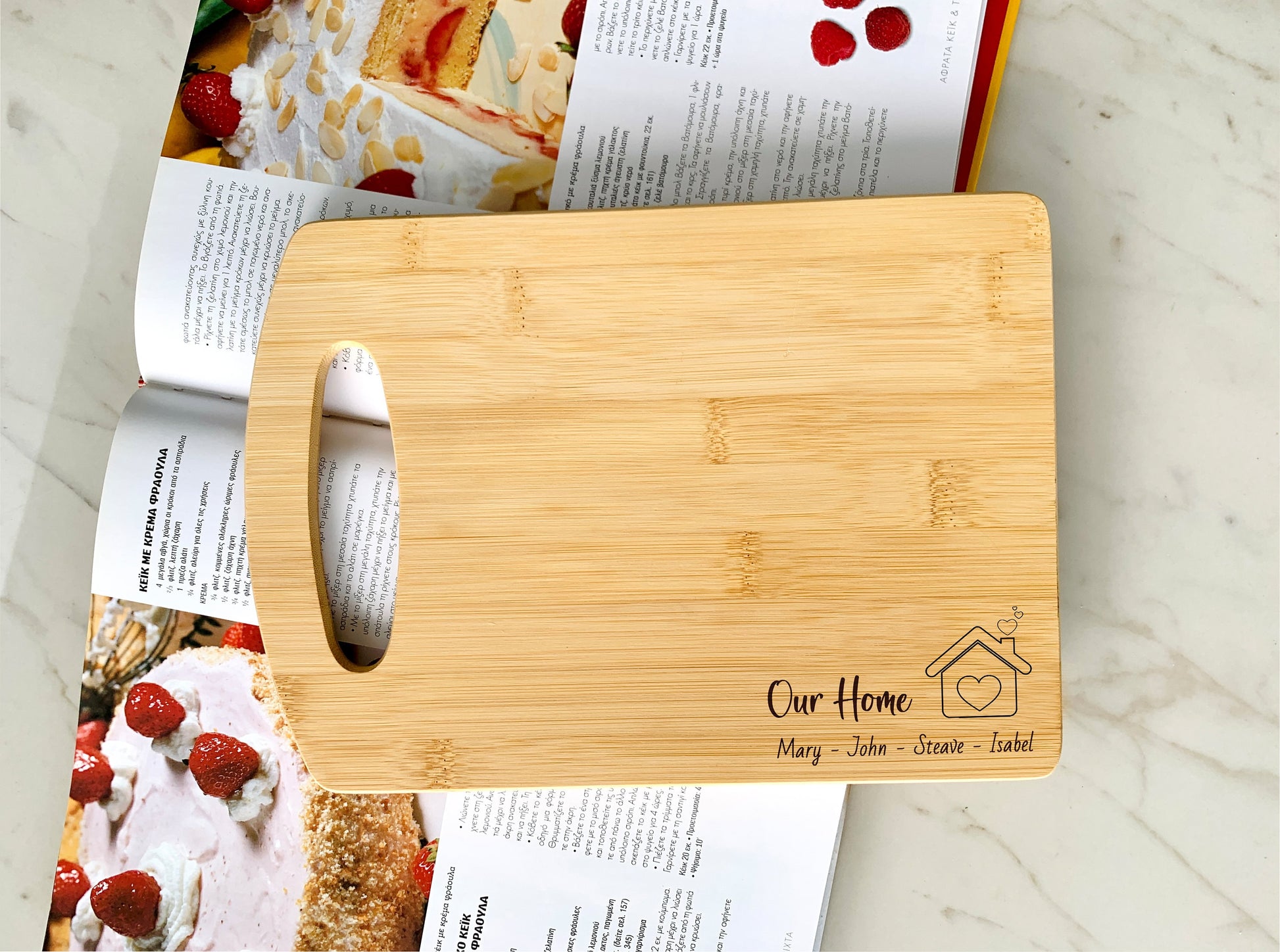 Personalized Bamboo Cutting Board: Ideal Inauguration Housewarming & Moving-In Gift for Married Couples, Family Names Gift Engraved