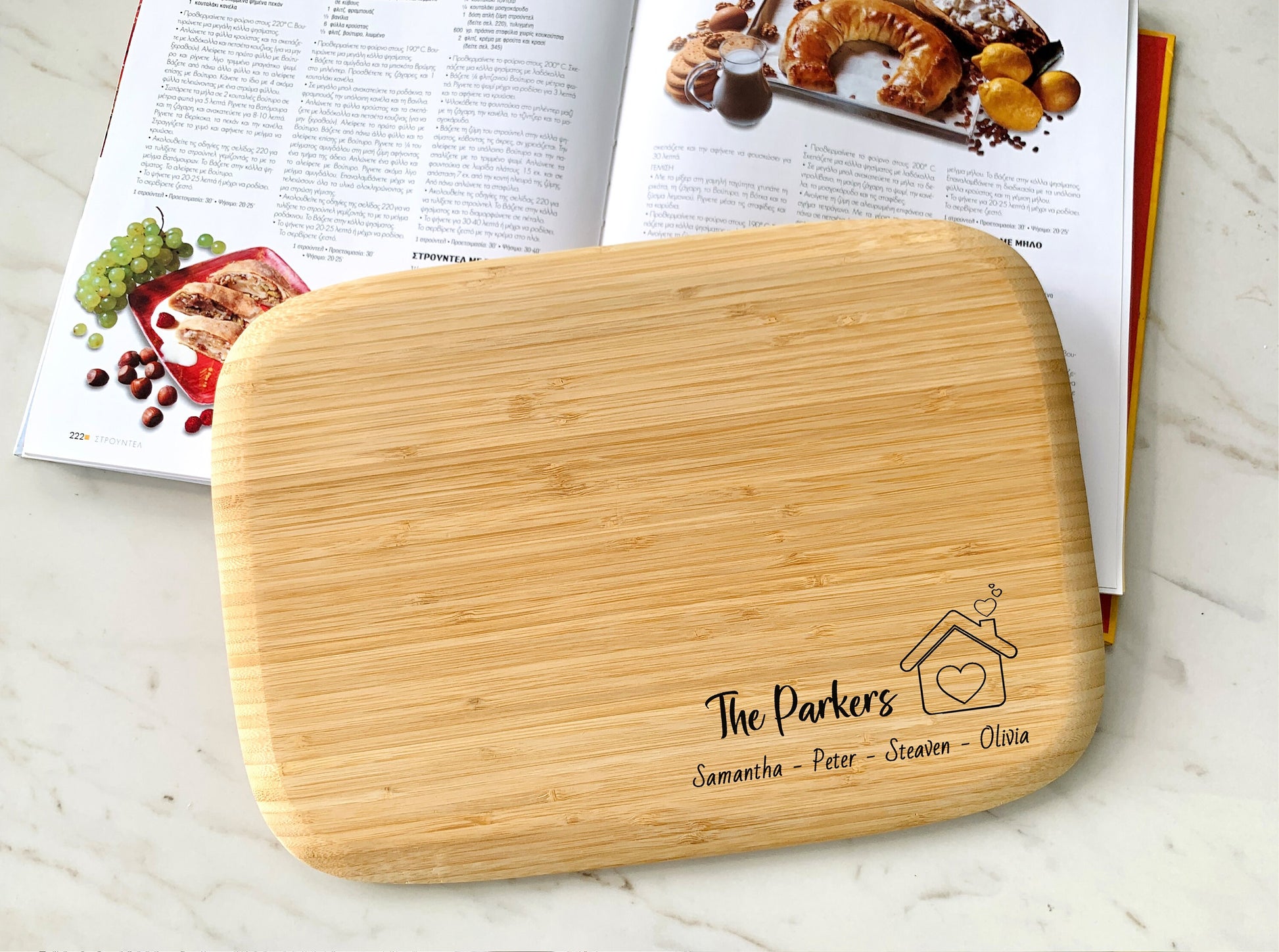 Personalized Bamboo Cutting Board: Ideal Inauguration Housewarming & Moving-In Gift for Married Couples, Family Names Gift Engraved