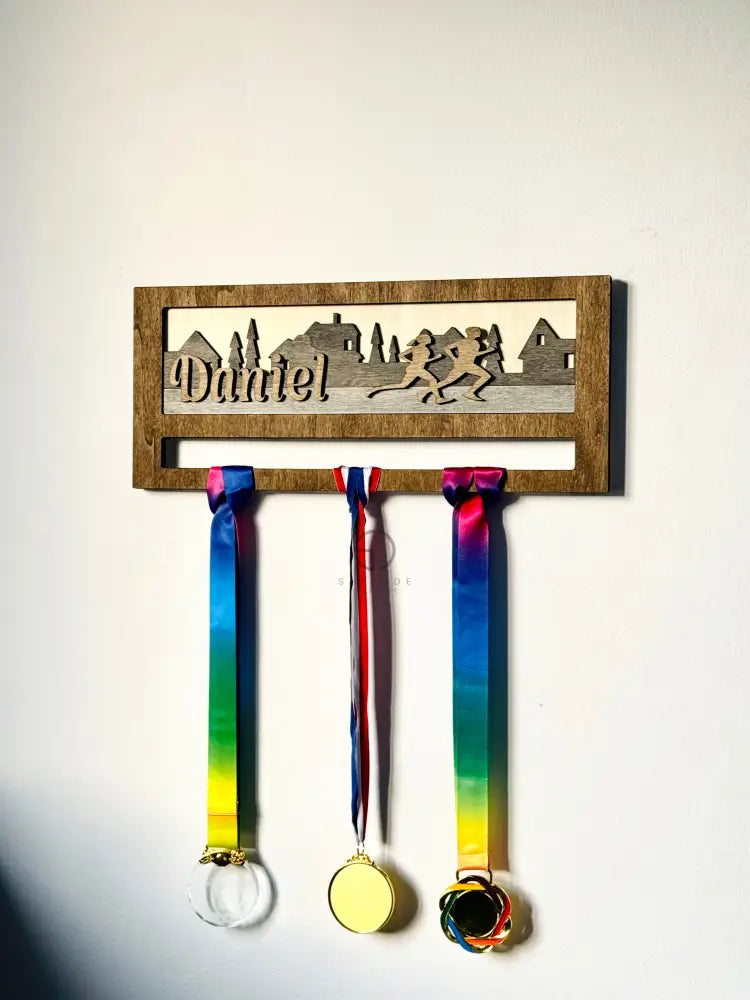 Personalized wooden medal holder for runners, laser-cut marathon medal display rack with engraved name, wall-mounted race medal hanger, perfect gift for runners and marathon lovers.