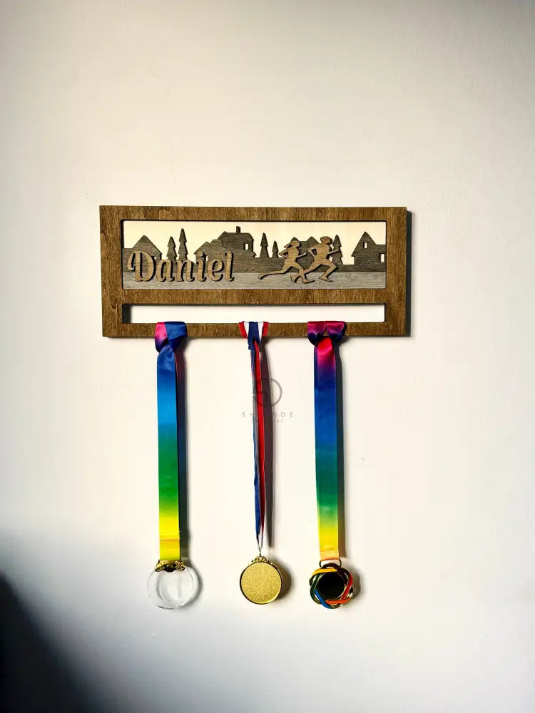 Personalized wooden medal holder for runners, laser-cut marathon medal display rack with engraved name, wall-mounted race medal hanger, perfect gift for runners and marathon lovers.