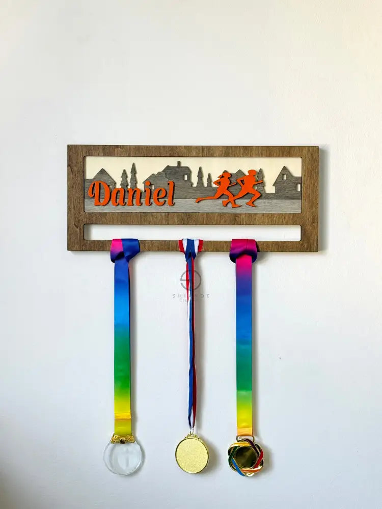 Personalized wooden medal holder for runners, laser-cut marathon medal display rack with engraved name, wall-mounted race medal hanger, perfect gift for runners and marathon lovers.